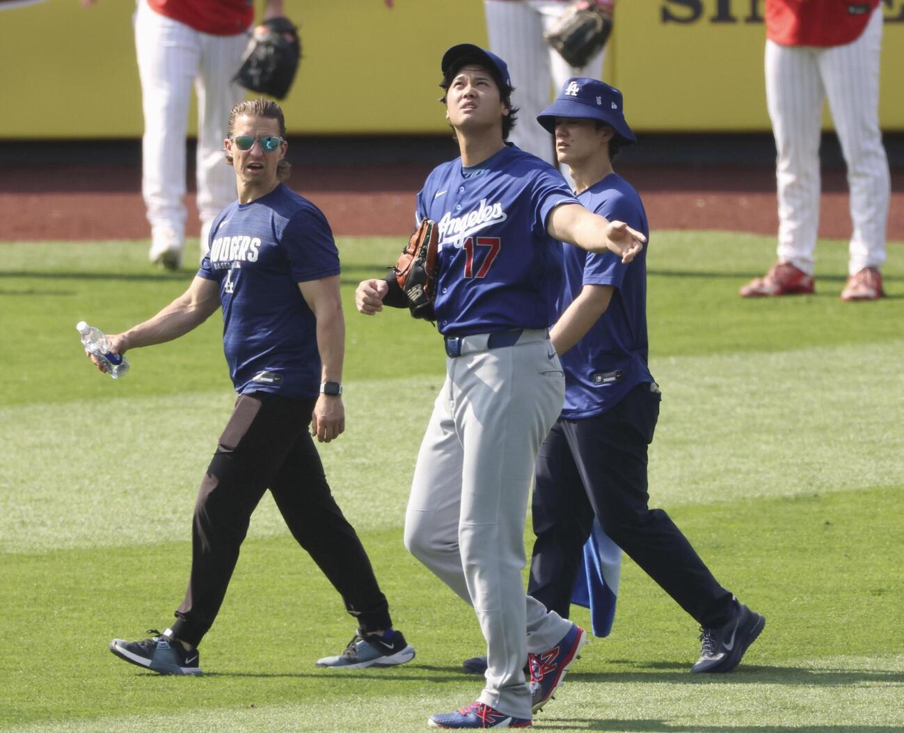 ブルペンで投球練習を終えたドジャース・大谷＝フィラデルフィア（共同）