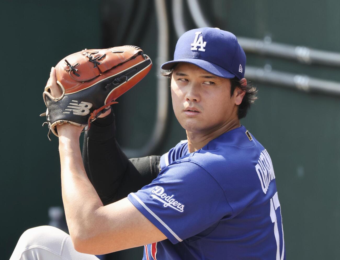 ブルペンで投球練習するドジャース・大谷＝フィラデルフィア（共同）
