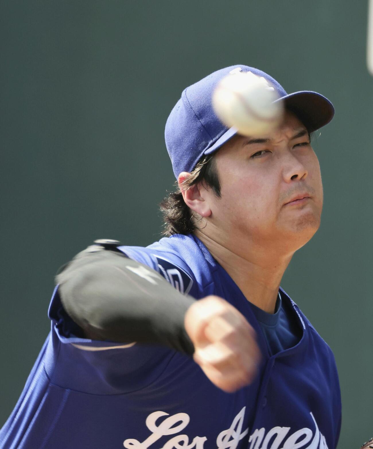 ブルペンで投球練習するドジャース・大谷＝フィラデルフィア（共同）