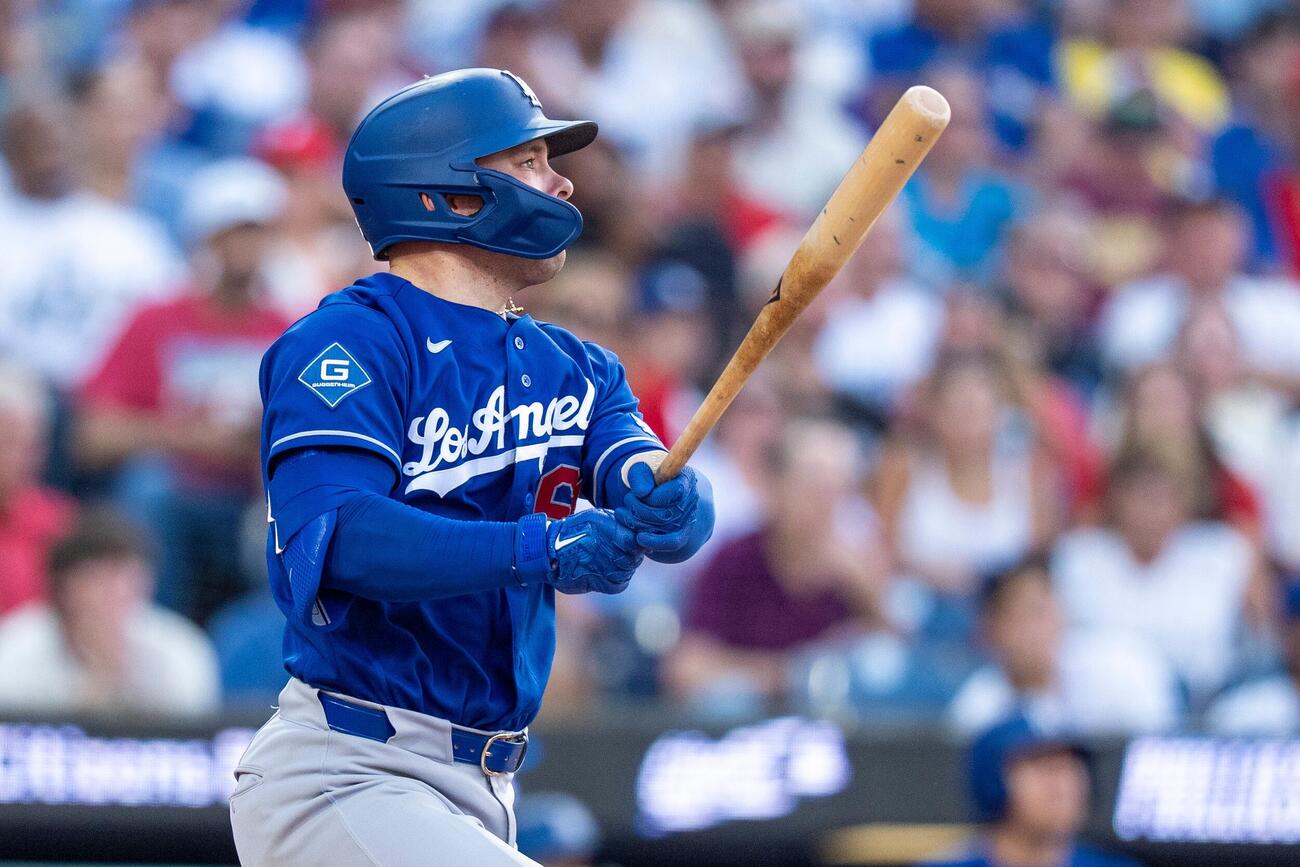 フィリーズ戦の3回、本塁打を放つドジャースのラッシング（AP）