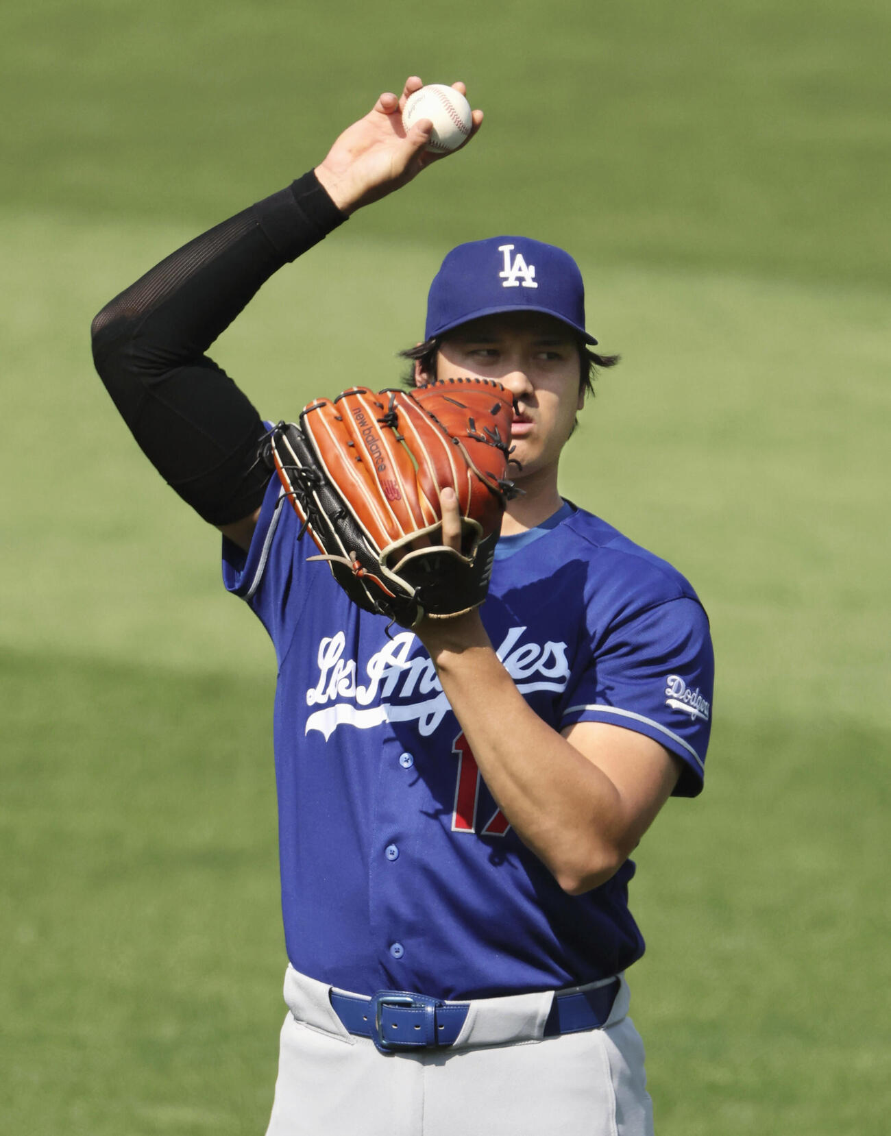 キャッチボールするドジャース・大谷＝フィラデルフィア（共同）