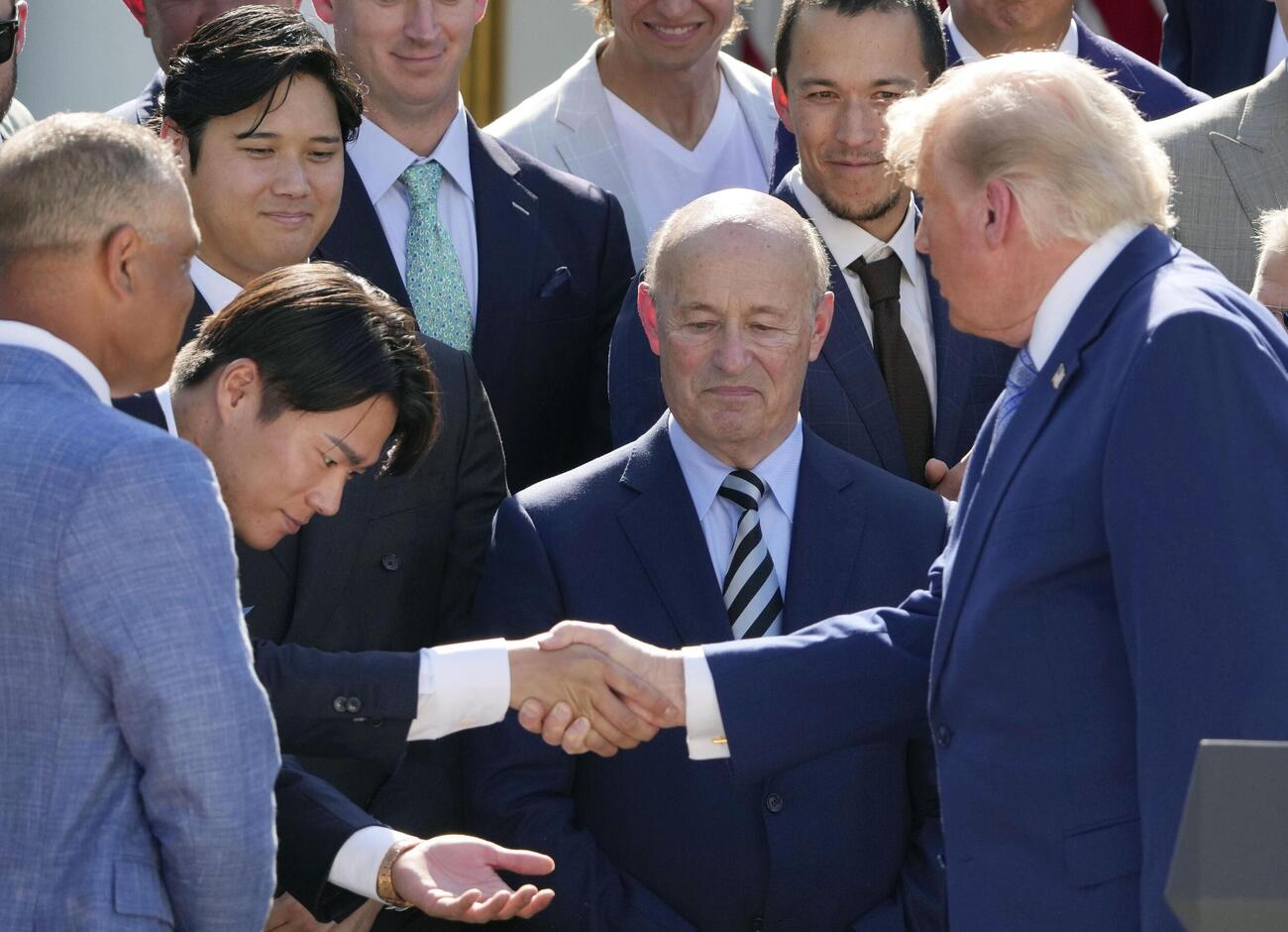 ホワイトハウスにトランプ大統領（前列右端）を表敬訪問し、握手を交わす米大リーグ、ドジャースの山本由伸（同左から2人目）。左奥は大谷翔平＝ワシントン（AP＝共同）