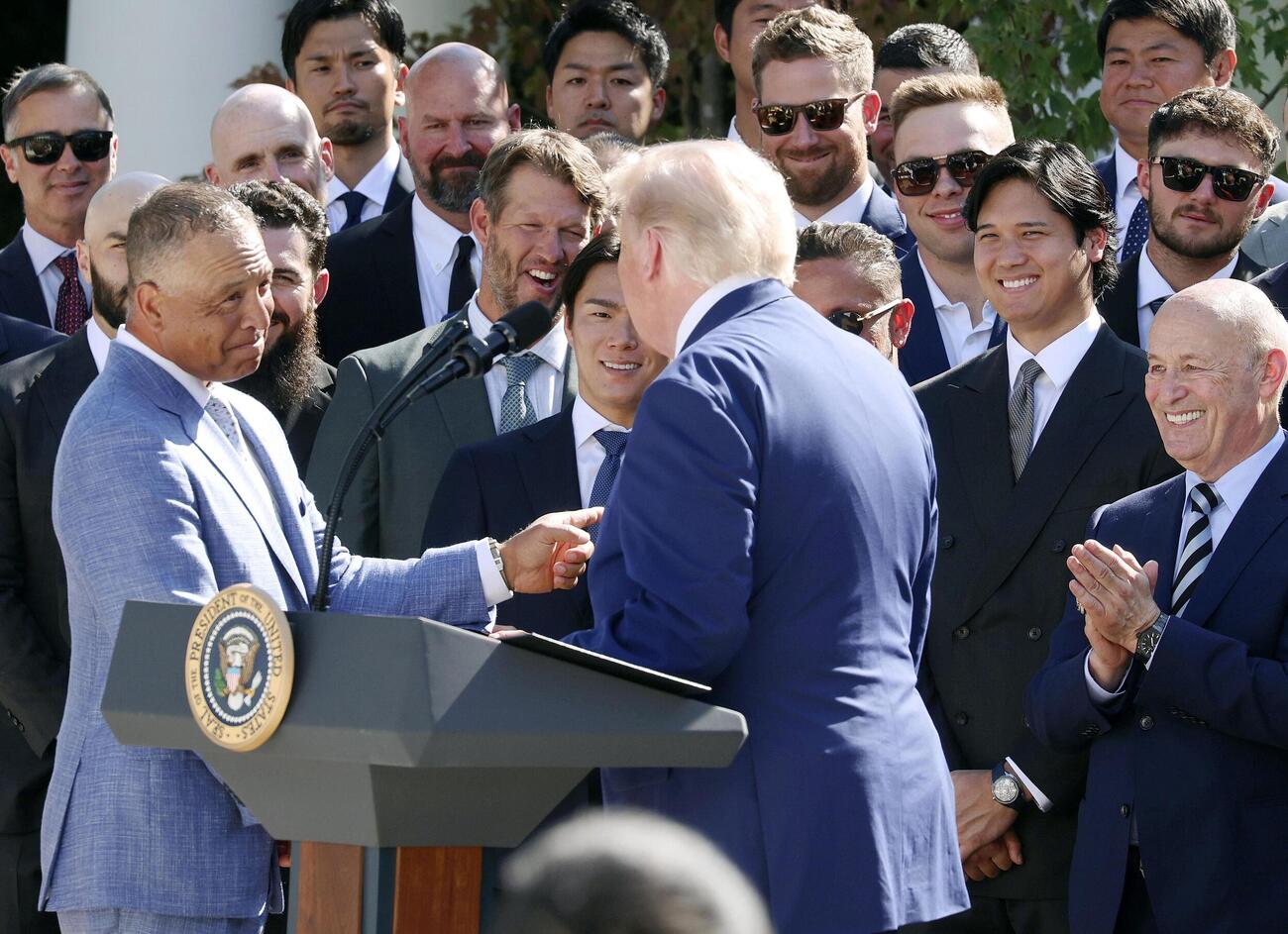 ホワイトハウスにトランプ大統領（手前右）を表敬訪問した米大リーグ、ドジャースの大谷翔平（右から2人目）ら＝ワシントン（ゲッティ＝共同）