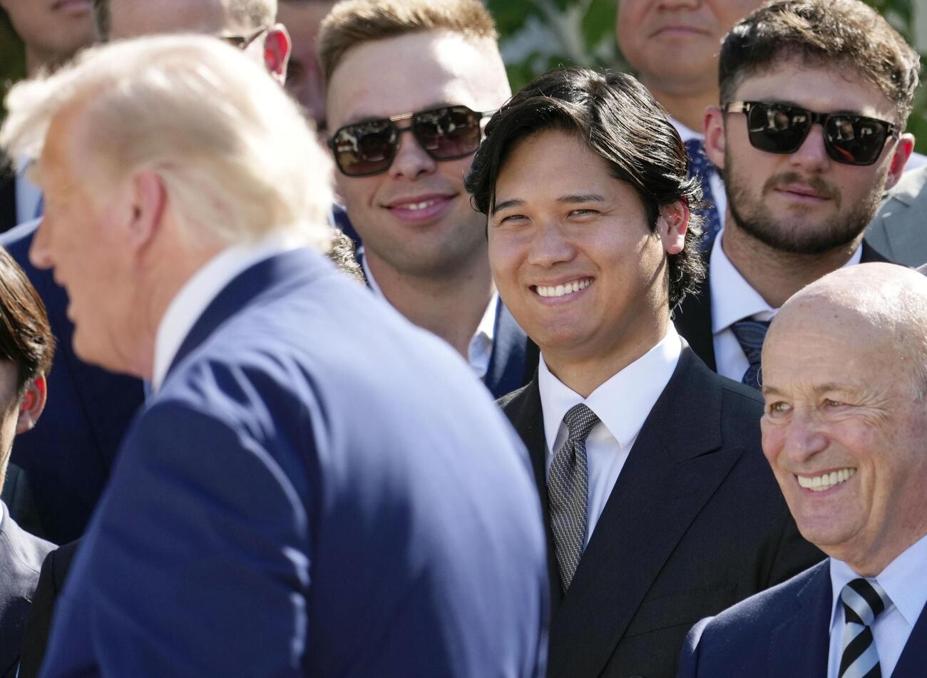 ホワイトハウスにトランプ大統領（手前）を表敬訪問し、笑顔を見せる米大リーグ、ドジャースの大谷翔平（右から2人目）ら＝ワシントン（AP＝共同）