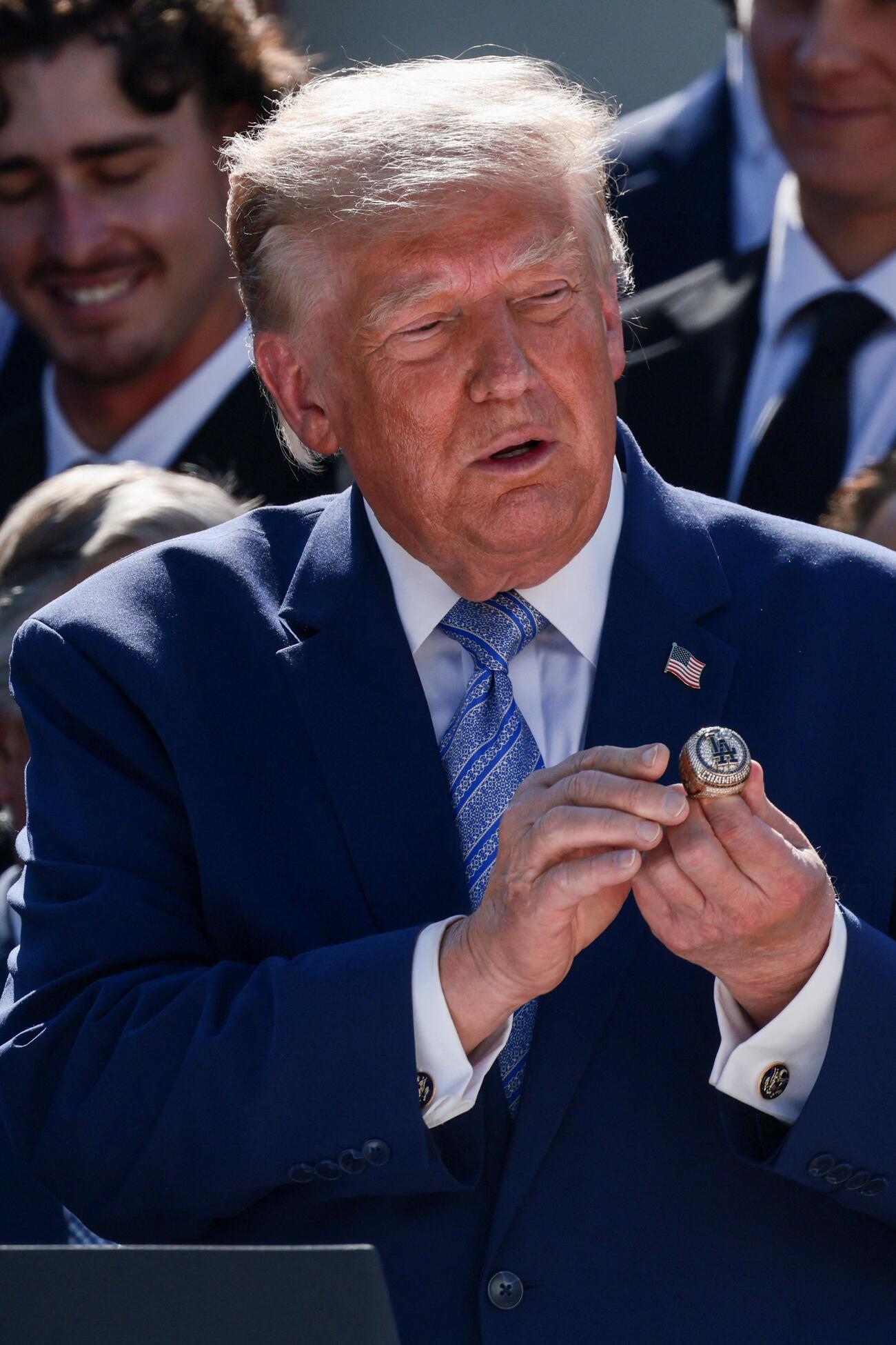 ドジャースを迎えたレセプションでワールドシリーズの優勝リングを手にするトランプ米大統領（ロイター）