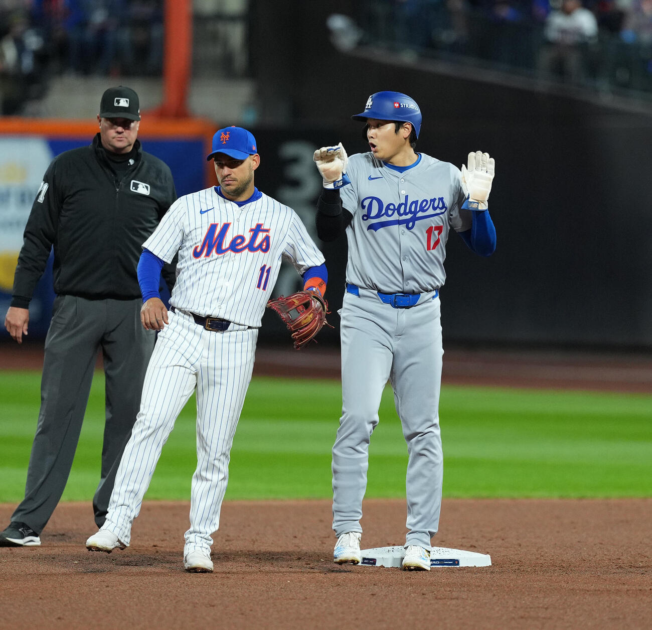 リーズ第4戦　3回表ドジャース1死一塁、ベッツの左前打で二塁に進塁する大谷は、イグレシアス（左）とじゃれ合う（2024年撮影）