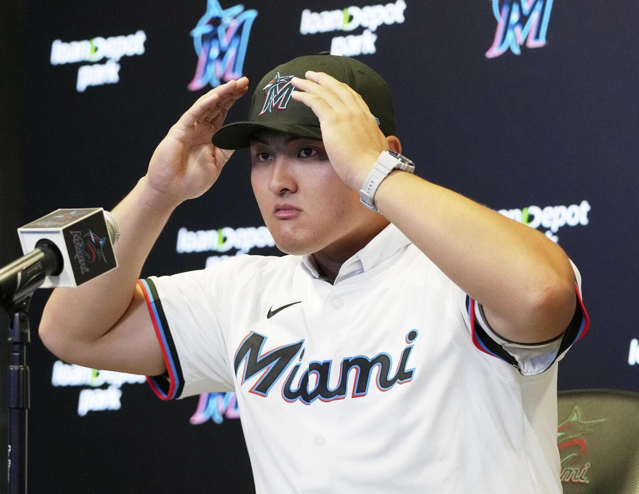 米大リーグ、マーリンズの入団記者会見に臨む佐々木麟太郎＝マイアミ（AP＝共同）