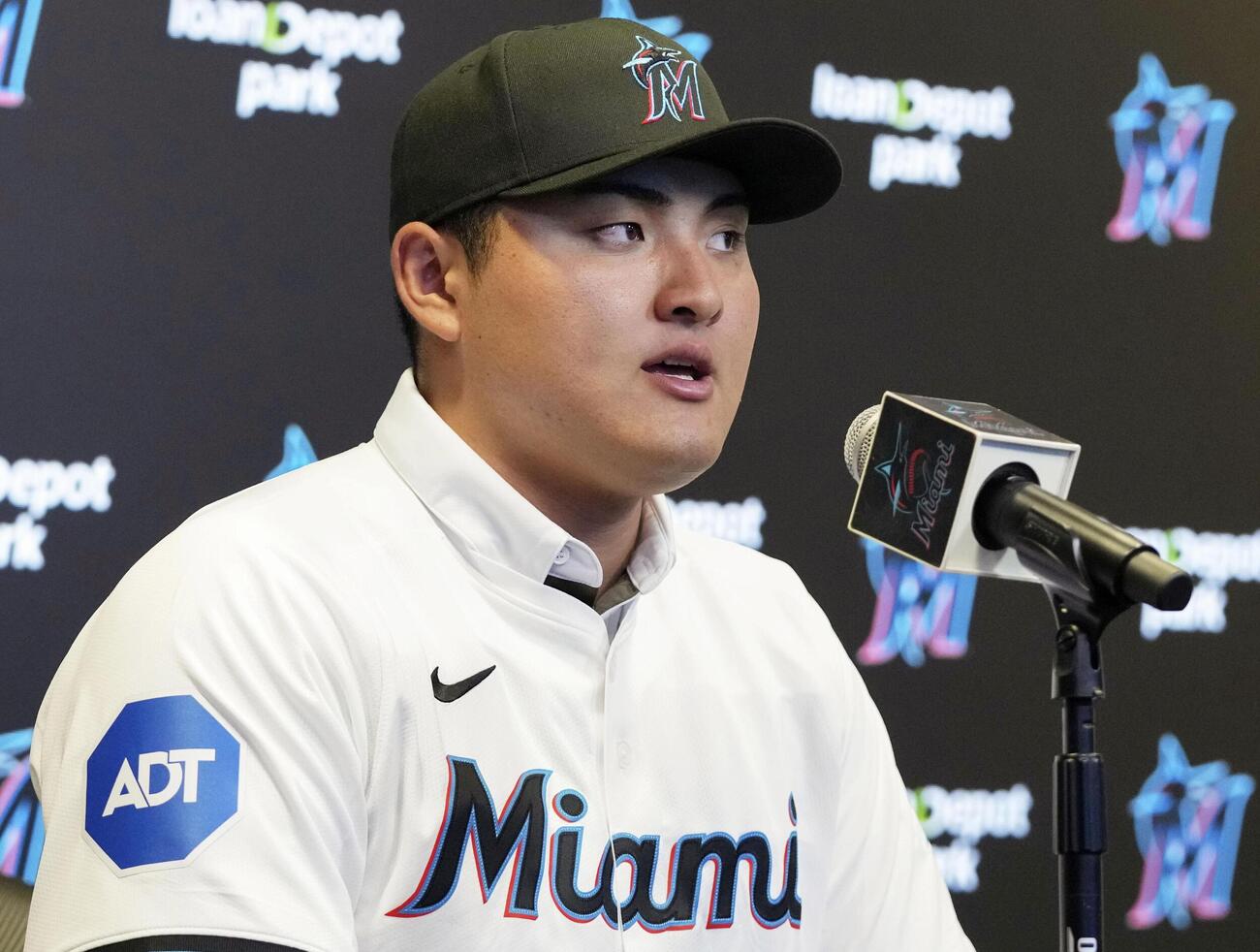 米大リーグ、マーリンズの入団記者会見に臨む佐々木麟太郎＝マイアミ（AP＝共同）
