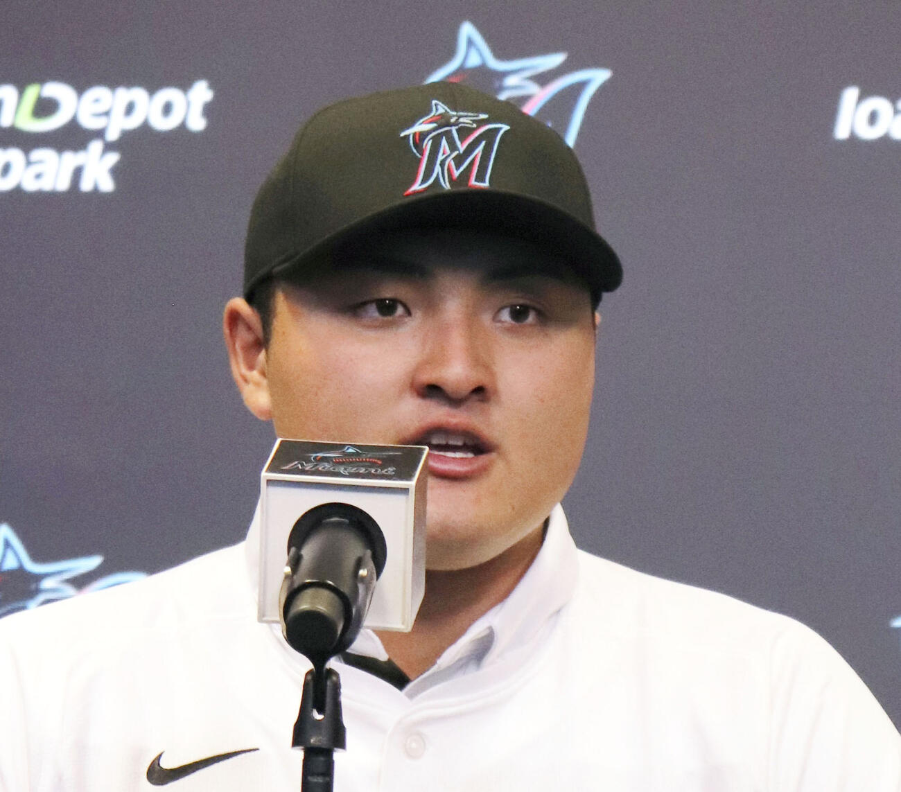 米大リーグ、マーリンズの入団記者会見に臨む佐々木麟太郎＝マイアミ（共同）