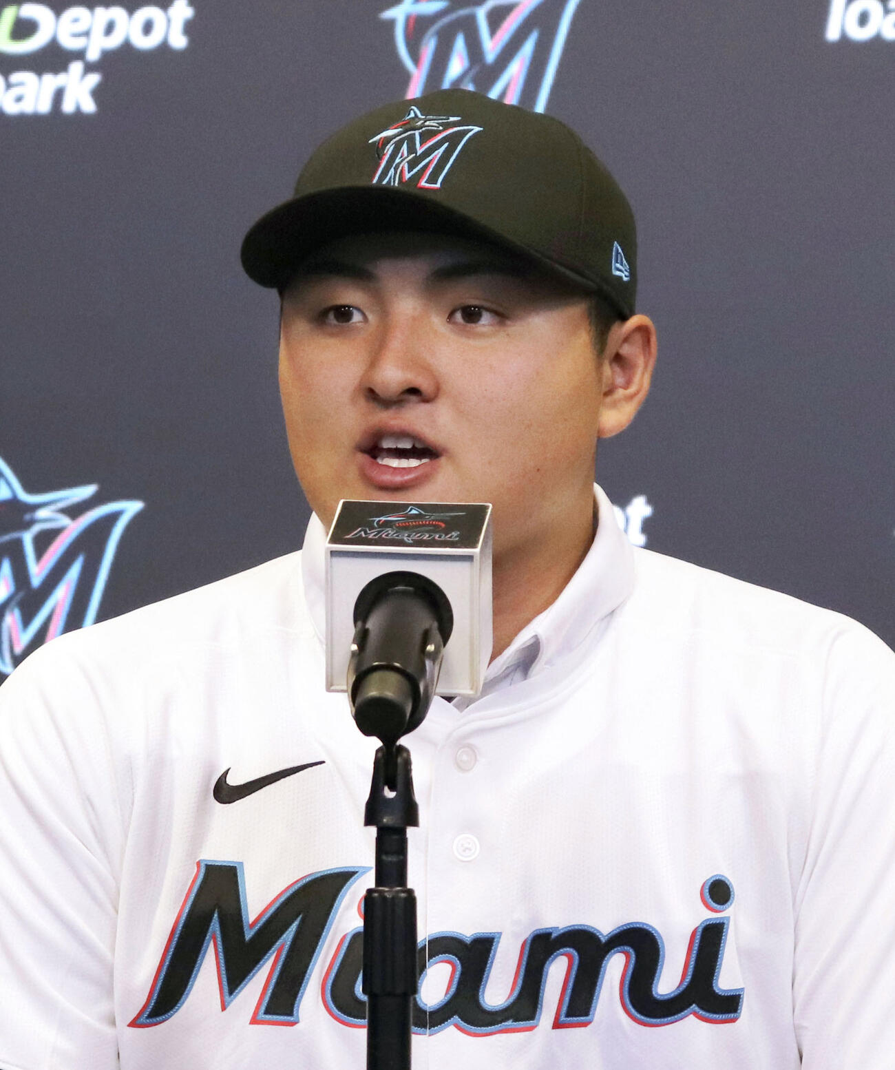 米大リーグ、マーリンズの入団記者会見に臨む佐々木麟太郎＝マイアミ（共同）
