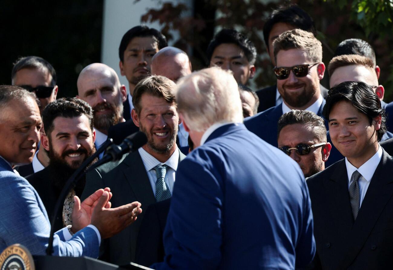ホワイトハウスのローズガーデンでトランプ米大統領に反応するドジャース大谷翔平（右端、ロイター）
