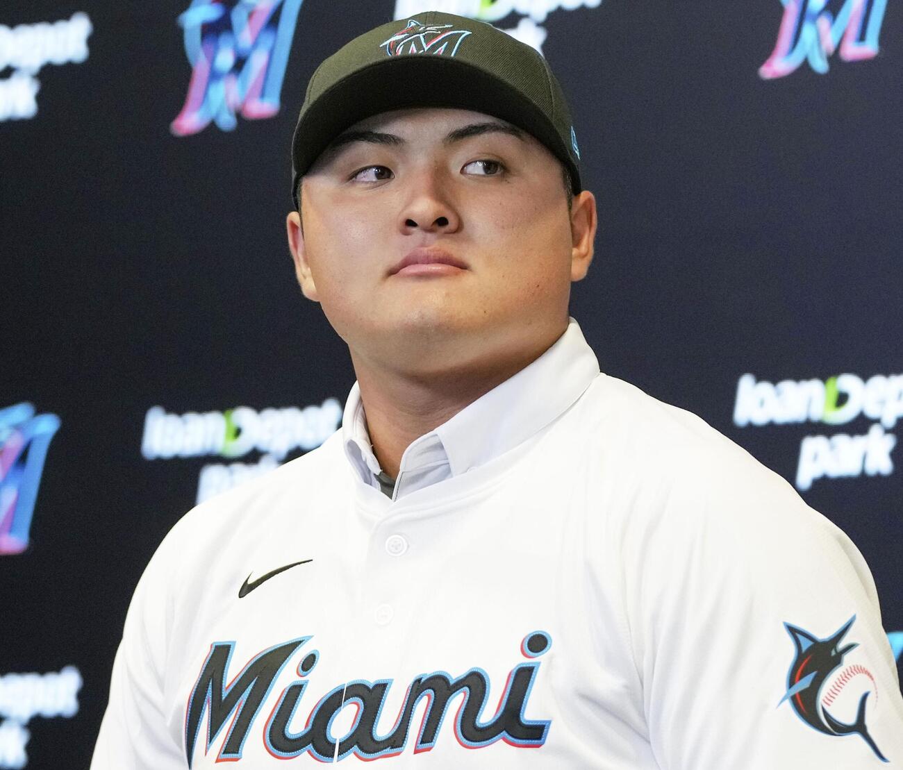 米大リーグ、マーリンズの入団記者会見に臨む佐々木麟太郎＝23日、マイアミ（AP＝共同）