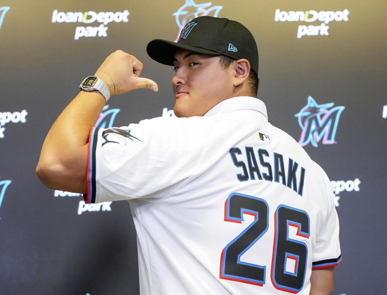 米大リーグ、マーリンズの入団記者会見でポーズをとる佐々木麟太郎＝23日、マイアミ（AP＝共同）