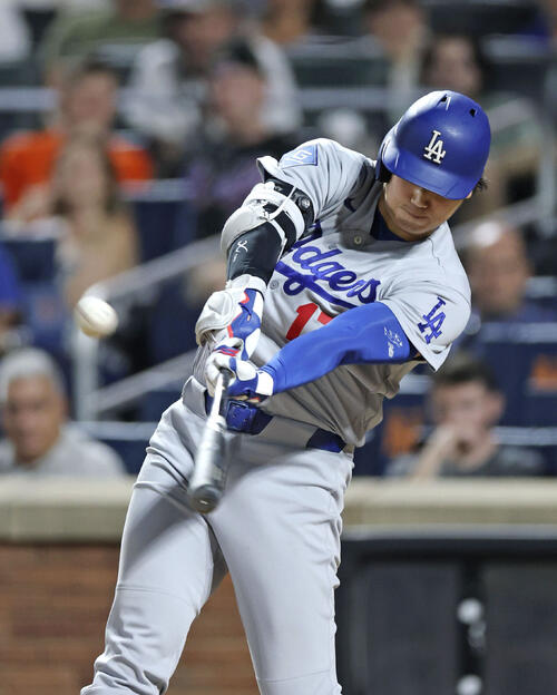 メッツ戦の7回、中犠飛を放つドジャース・大谷=ニューヨーク(共同)