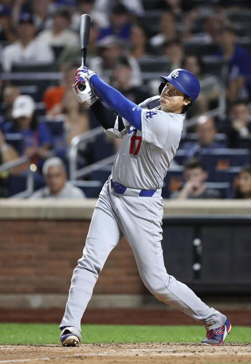 メッツ戦の7回、中犠飛を放つドジャース・大谷=ニューヨーク(共同)