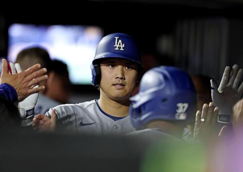 メッツ戦の7回、中犠飛を放ちベンチでタッチするドジャース・大谷=ニューヨーク(共同)