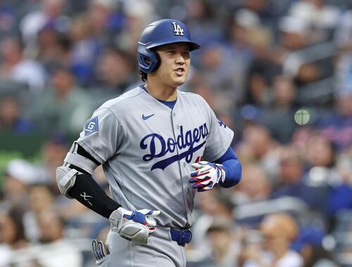 メッツ戦の3回、一ゴロに倒れベンチに戻るドジャース・大谷=ニューヨーク(共同)