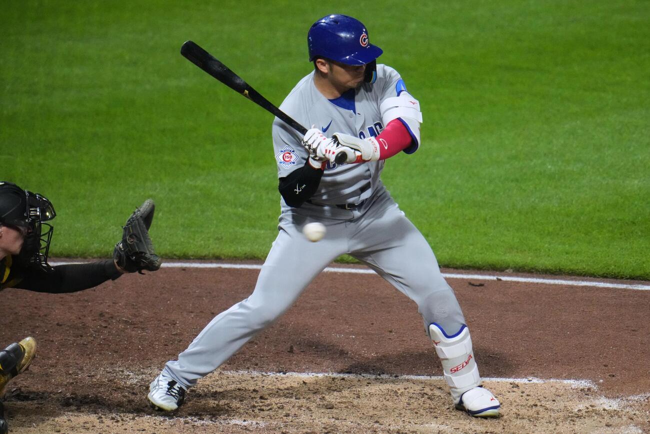 パイレーツ戦の延長10回、押し出し四球を選ぶカブス鈴木誠也（AP）