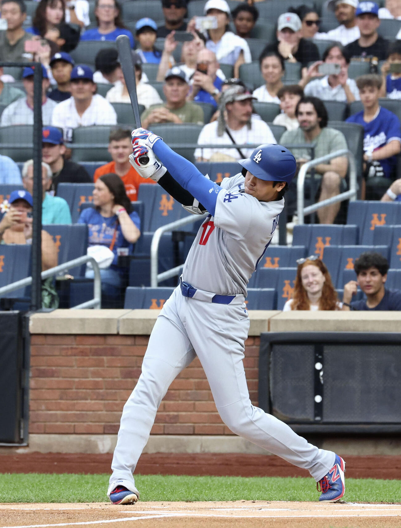 メッツ戦の1回、右前打を放つドジャース・大谷＝ニューヨーク（共同）