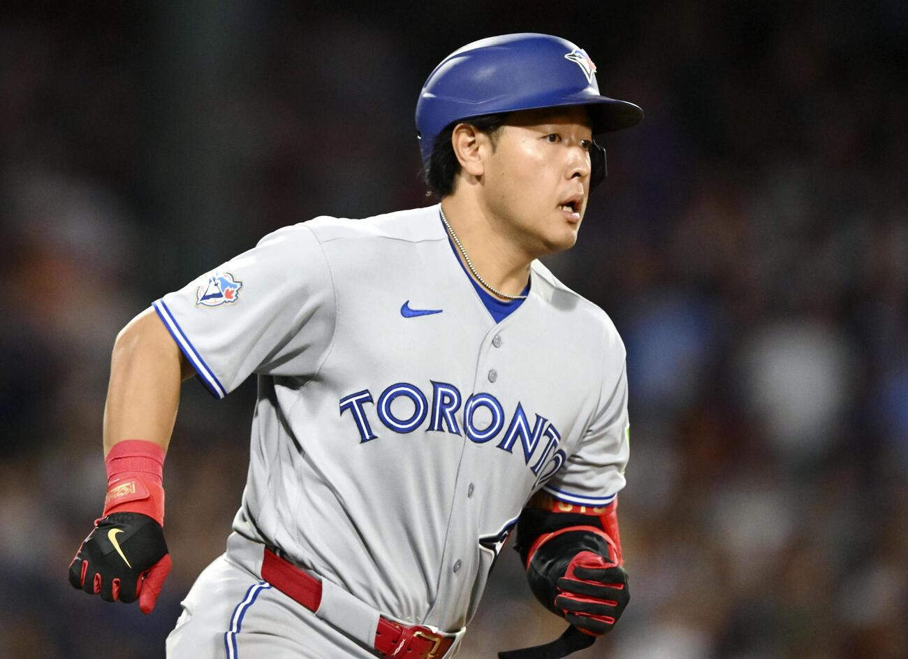 レッドソックス戦の7回、23号3ランを放ったブルージェイズ・岡本＝ボストン（ゲッティ＝共同）