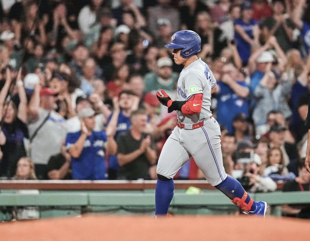 レッドソックス戦の7回、23号3ランを放ち塁を回るブルージェイズ・岡本＝ボストン（AP＝共同）