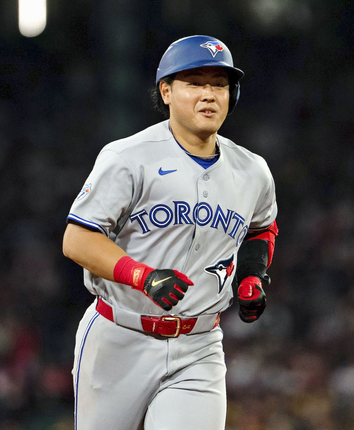 レッドソックス戦の7回、23号3点本塁打を放ち塁を回るブルージェイズの岡本和真（MLB提供・ゲッティ＝共同）