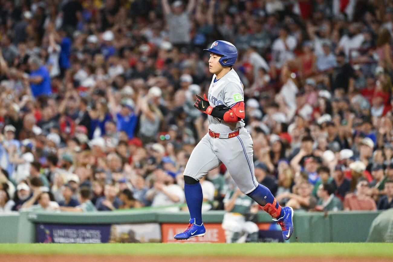 米大リーグ、レッドソックス戦の7回、23号3ランを放ち塁を回るブルージェイズの岡本和真。日本勢のメジャー1年目最多を更新した＝24日、ボストン（ロイター＝共同）