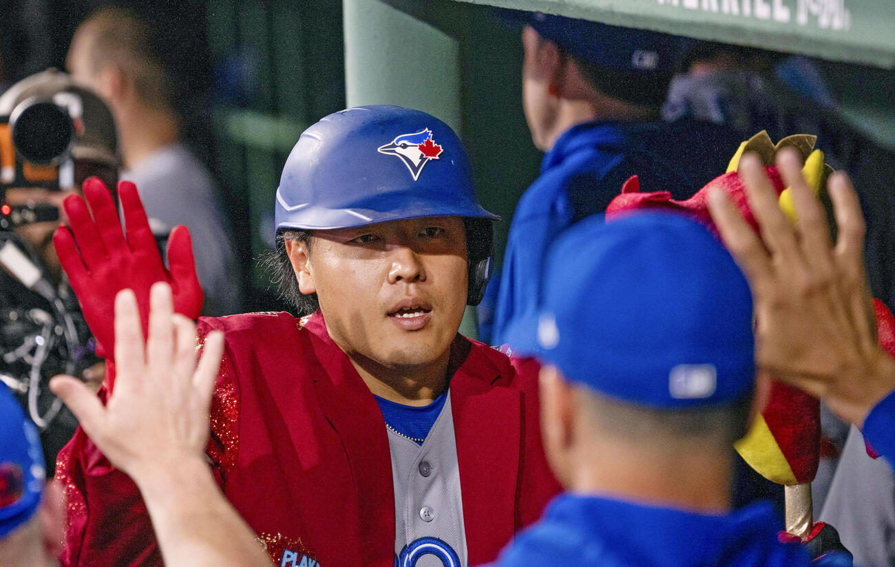 レッドソックス戦の7回、23号3点本塁打を放ちベンチでタッチを交わすブルージェイズ岡本（MLB提供・ゲッティ＝共同）