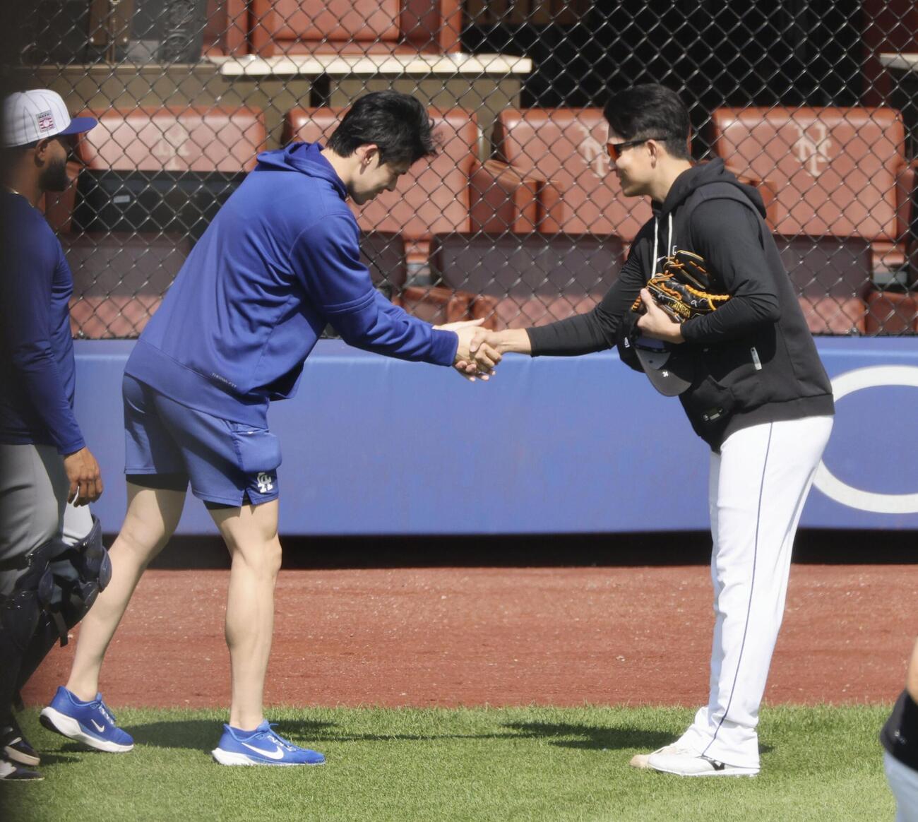 試合前、あいさつを交わすドジャース・佐々木朗（左）とメッツ・千賀＝ニューヨーク（共同）