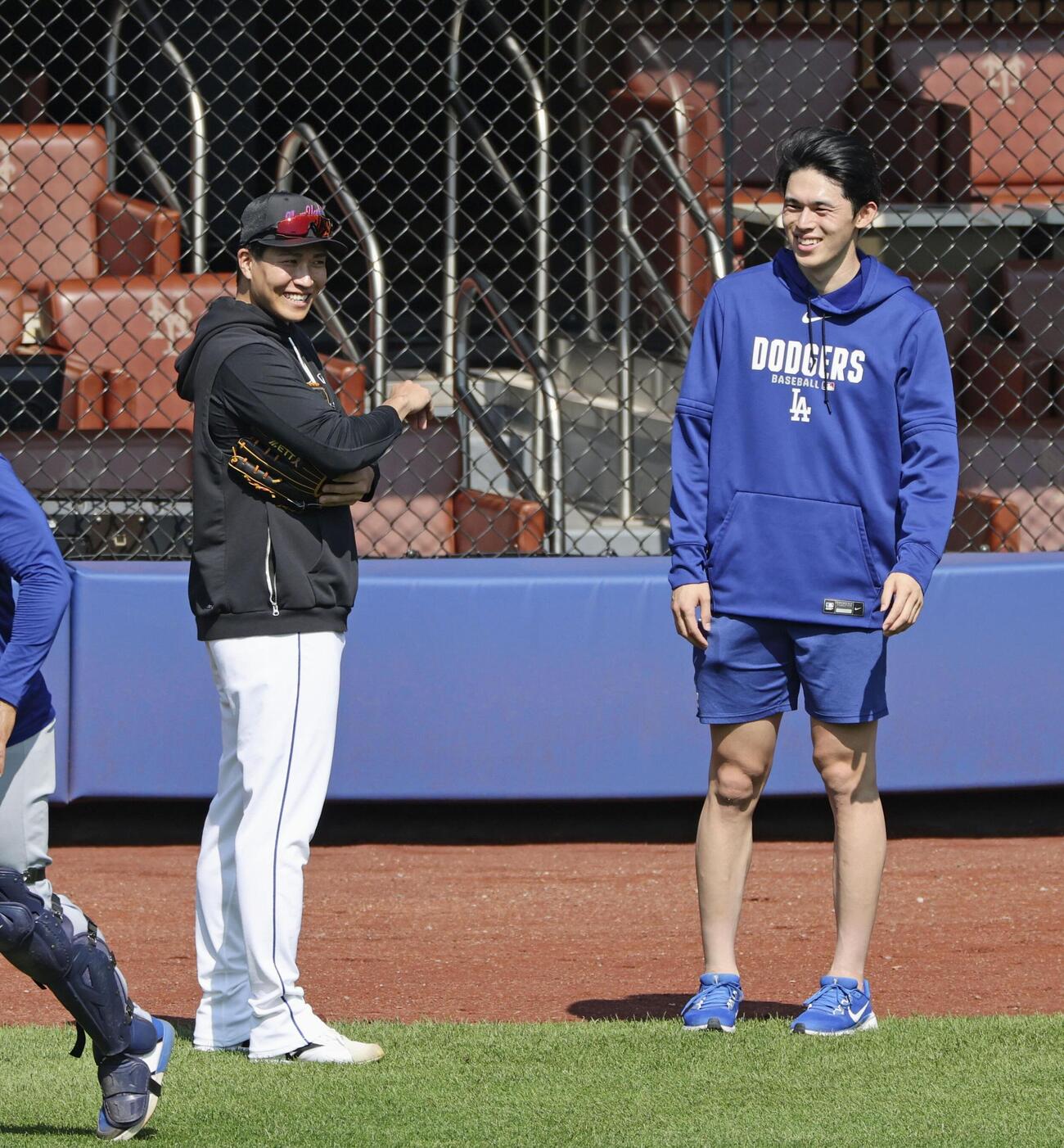 試合前、談笑するドジャース・佐々木朗（右）とメッツ・千賀＝ニューヨーク（共同）