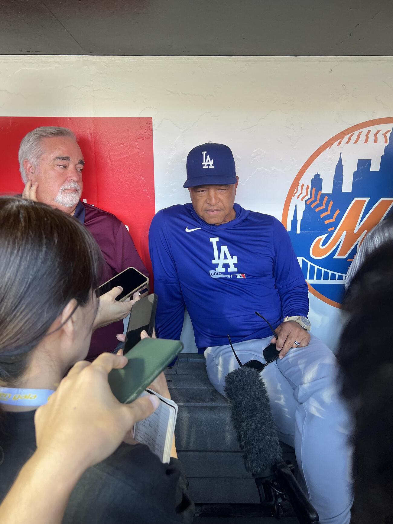 大谷の左ヒザの状況について語るロバーツ監督