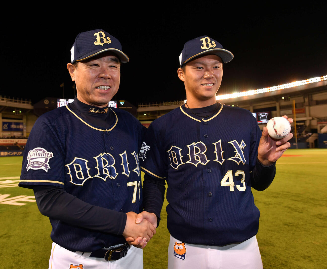 17年8月31日、プロ初勝利の山本(右)はウイニングボールを掲げ福良監督と握手する