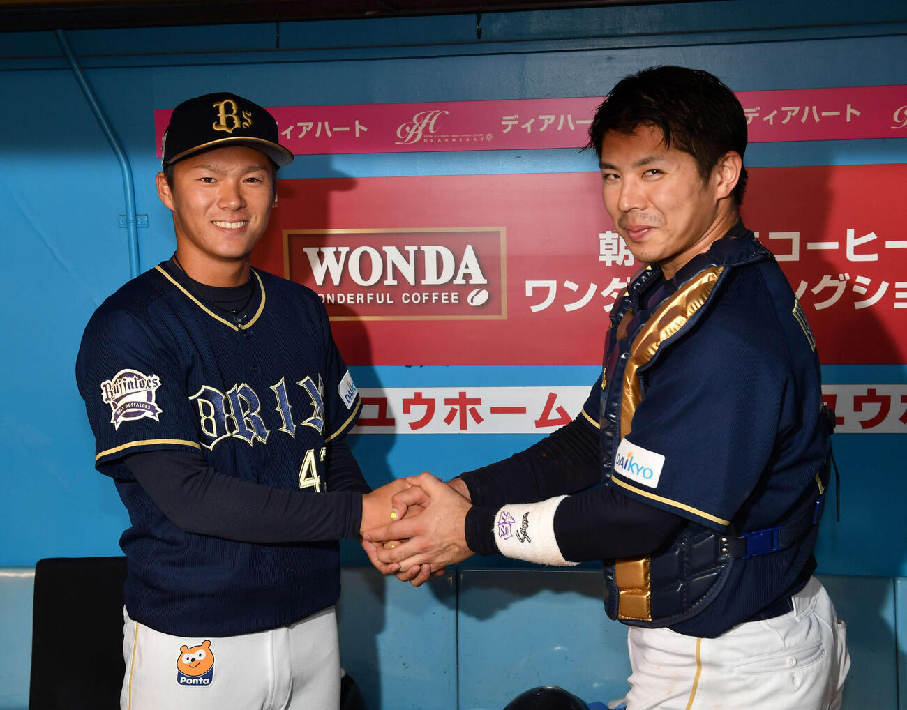2017年8月31日、ロッテ対オリックス　プロ初勝利の山本(右)はウイニングボールを持ち福良監督と握手する