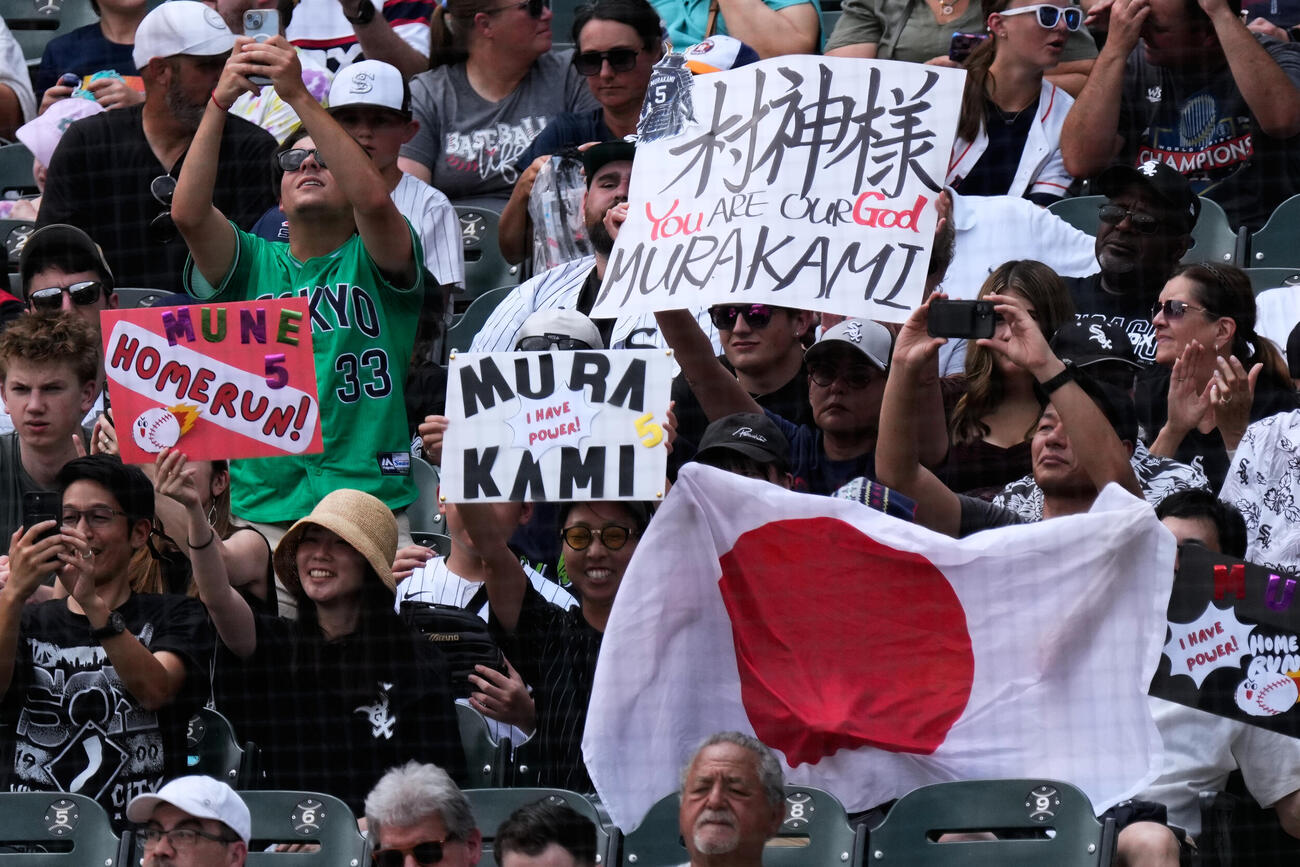 1回、21号2ランを放ったホワイトソックス村上を応援するファン(AP)