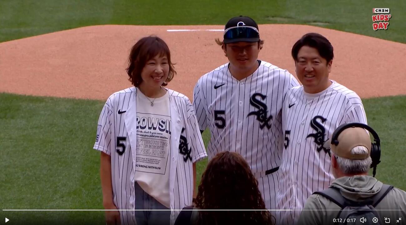 始球式を終えた両親と記念撮影する村上宗隆（MLB公式Xから）