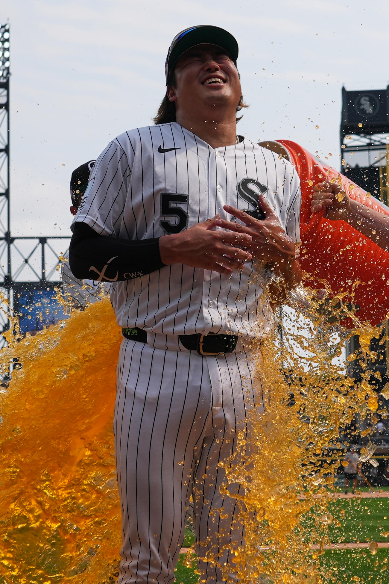 チームメートにスポーツドリンクを浴びせられる村上宗隆（AP）