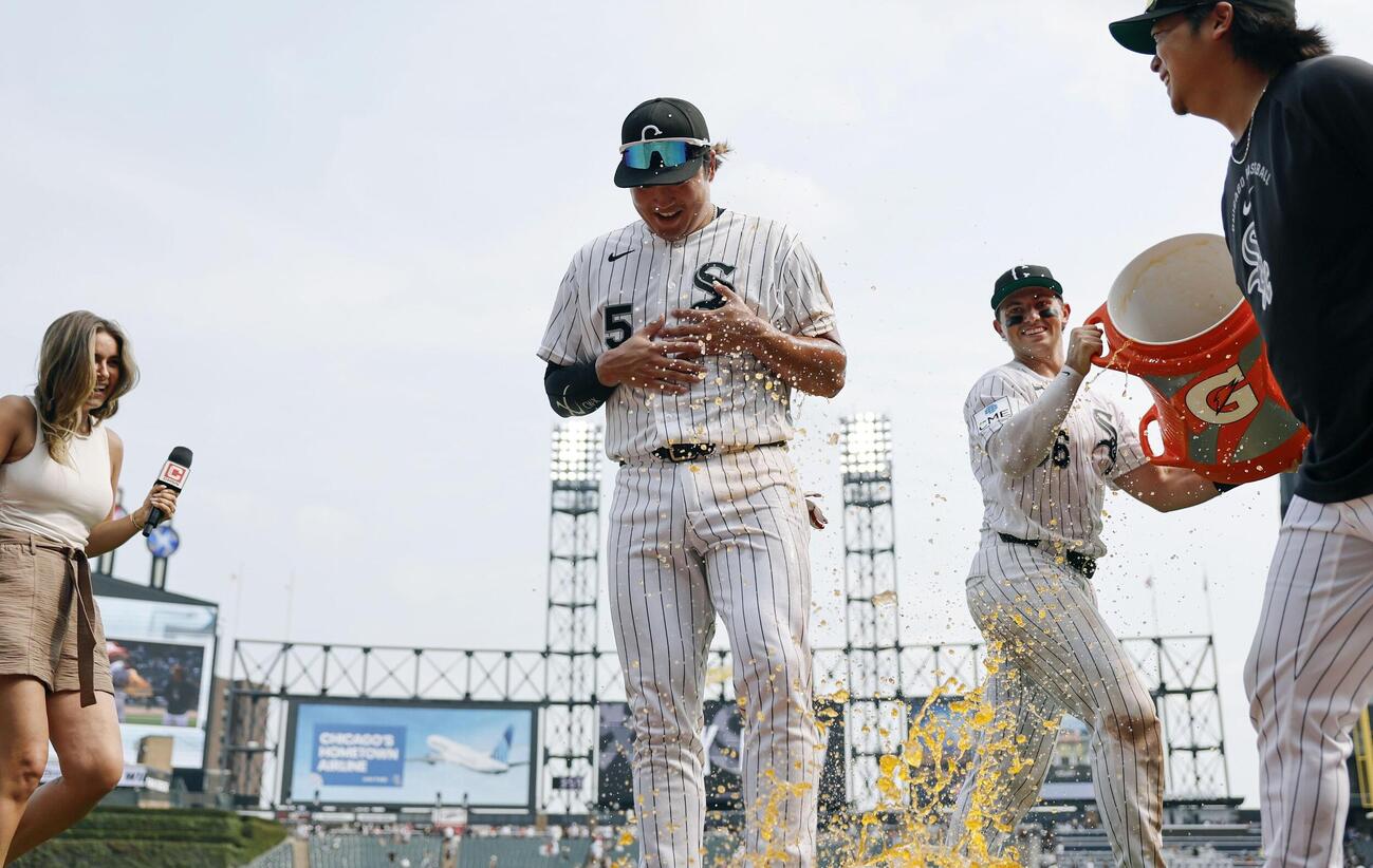 アストロズに勝利し、試合後に手荒い祝福を受けたホワイトソックス・村上＝シカゴ（共同）