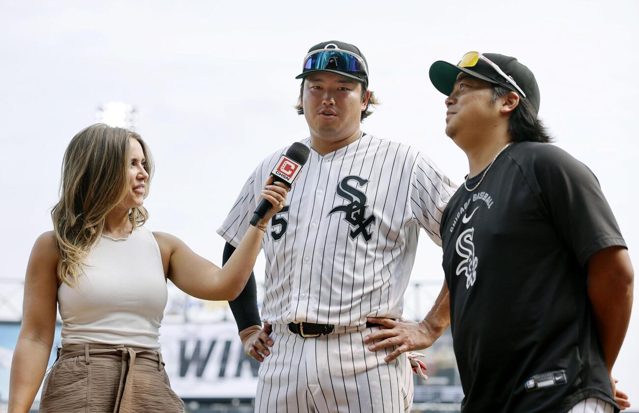 アストロズに勝利し、インタビューに応じるホワイトソックス・村上＝シカゴ（共同）