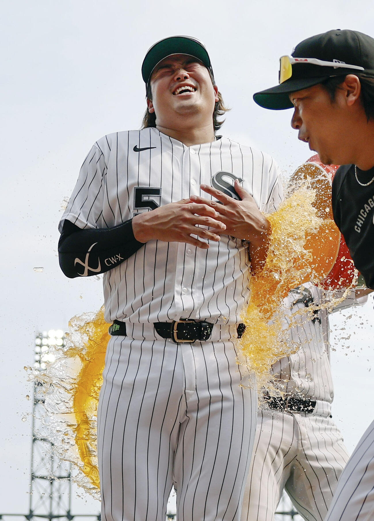 アストロズに勝利し、試合後に手荒い祝福を受けるホワイトソックス・村上＝シカゴ（共同）
