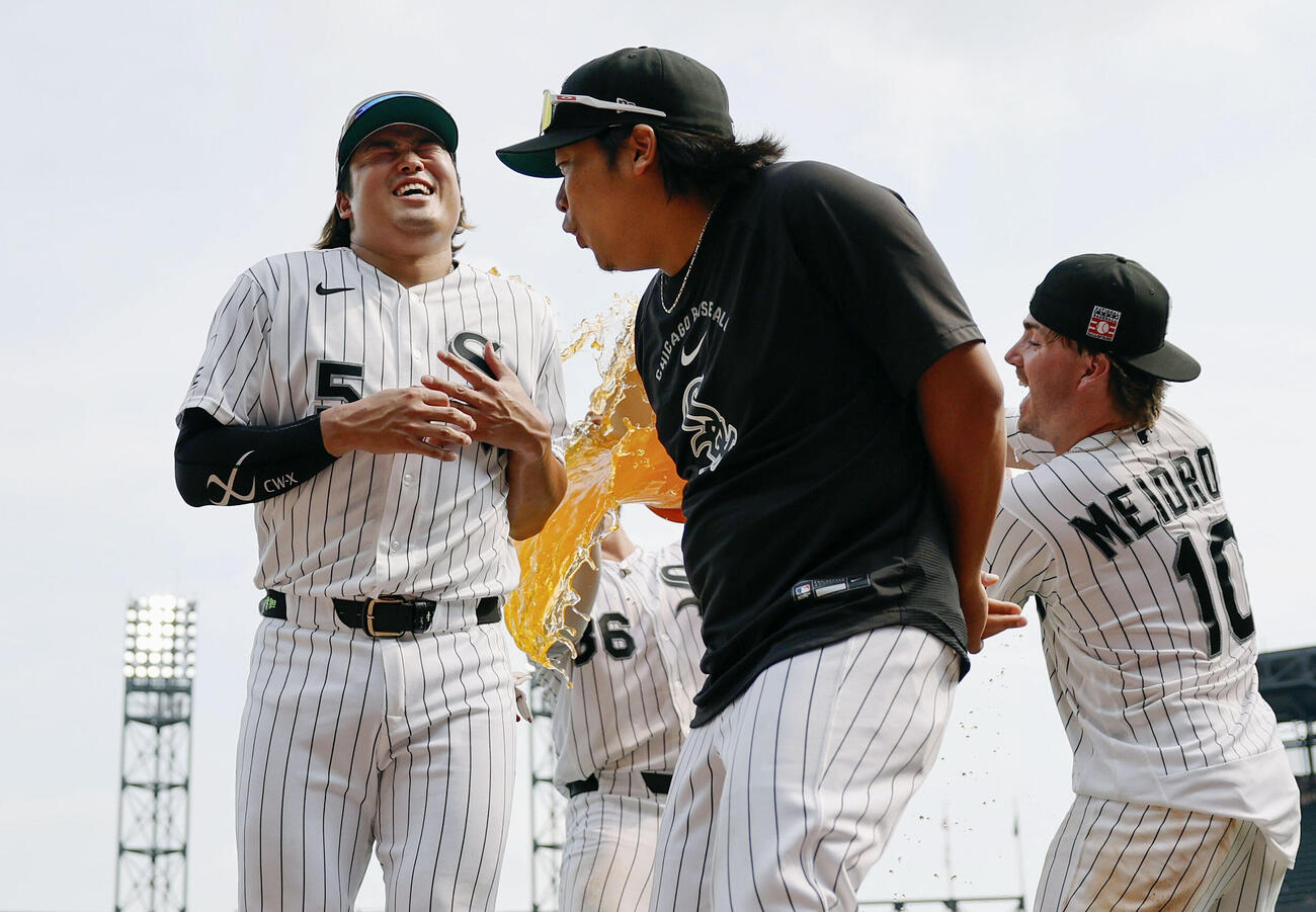 アストロズに勝利し、試合後に手荒い祝福を受けるホワイトソックス・村上（左）＝シカゴ（共同）
