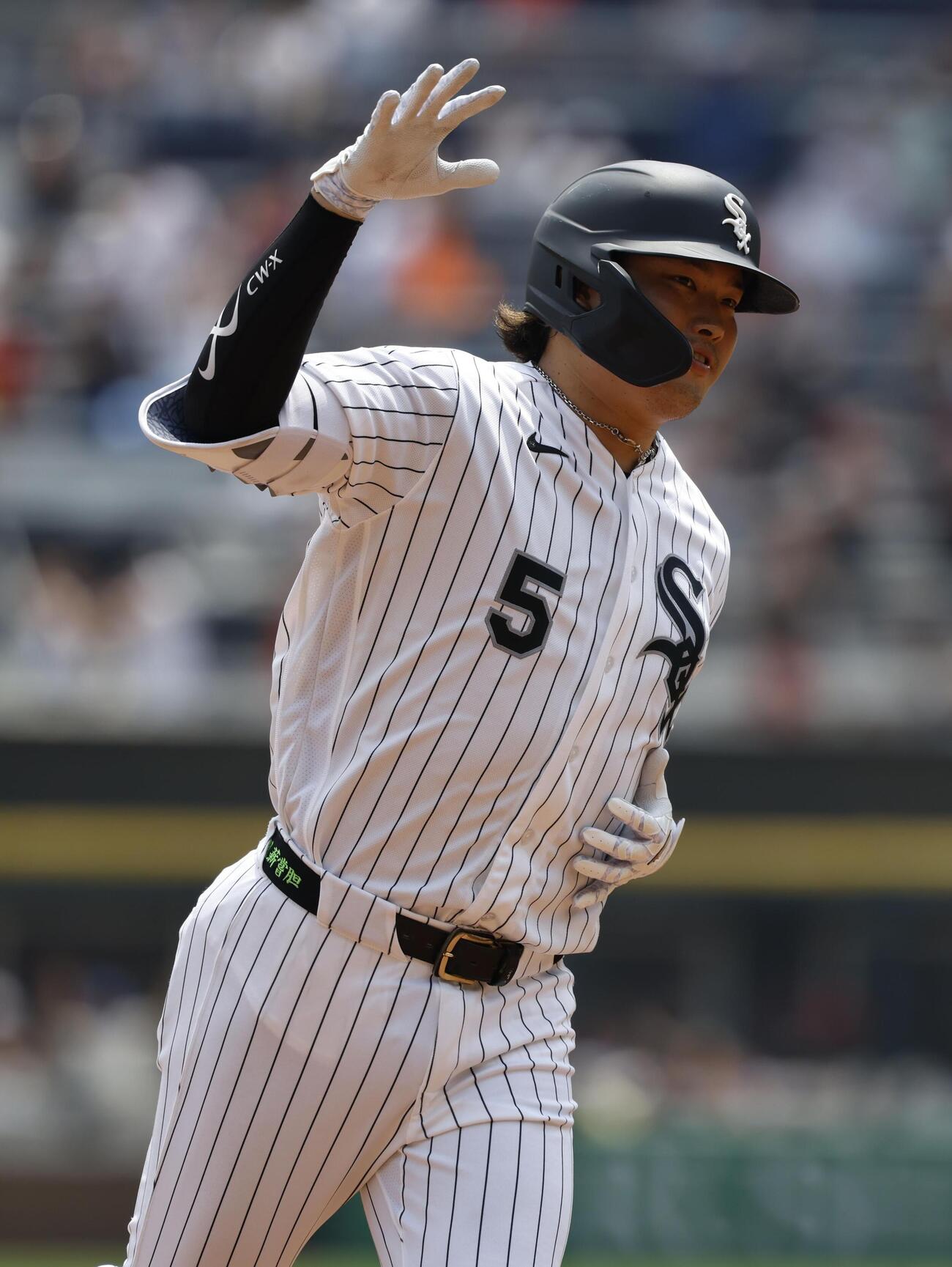 アストロズ戦の1回、21号2ランを放ち、塁を回るホワイトソックス・村上＝シカゴ（共同）