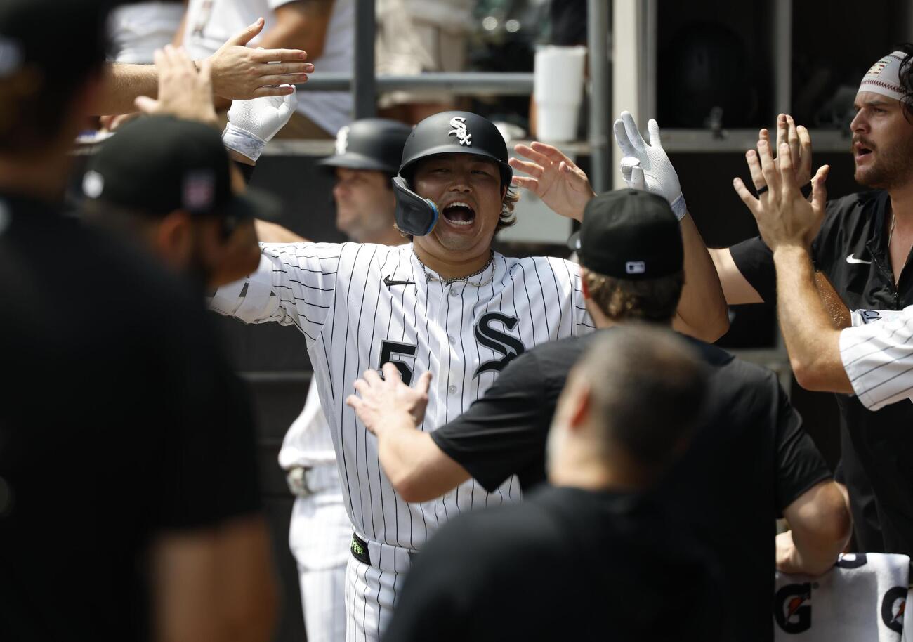 アストロズ戦の1回、21号2ランを放ち、ベンチで迎えられるホワイトソックス・村上＝シカゴ（共同）