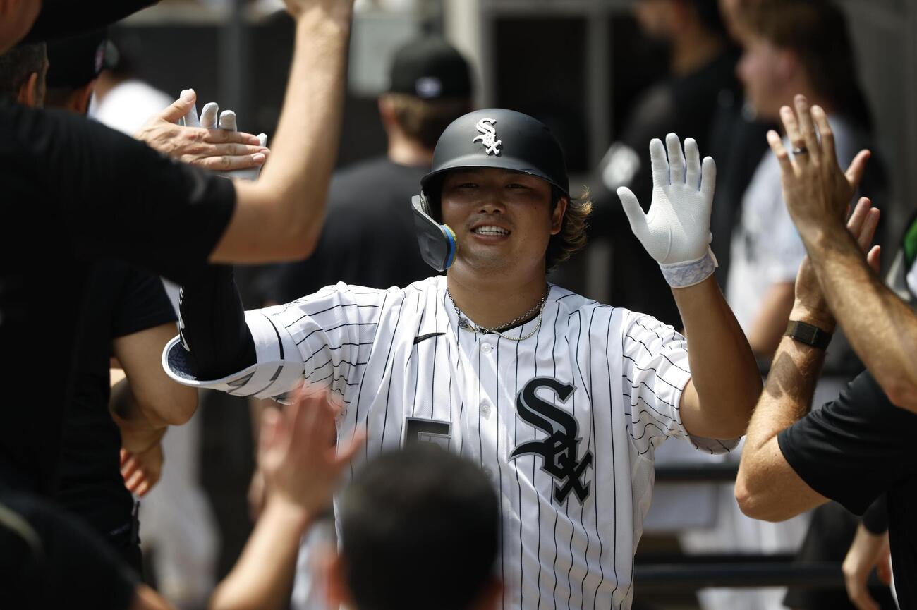 アストロズ戦の1回、21号2ランを放ち、ベンチで迎えられるホワイトソックス・村上＝シカゴ（共同）