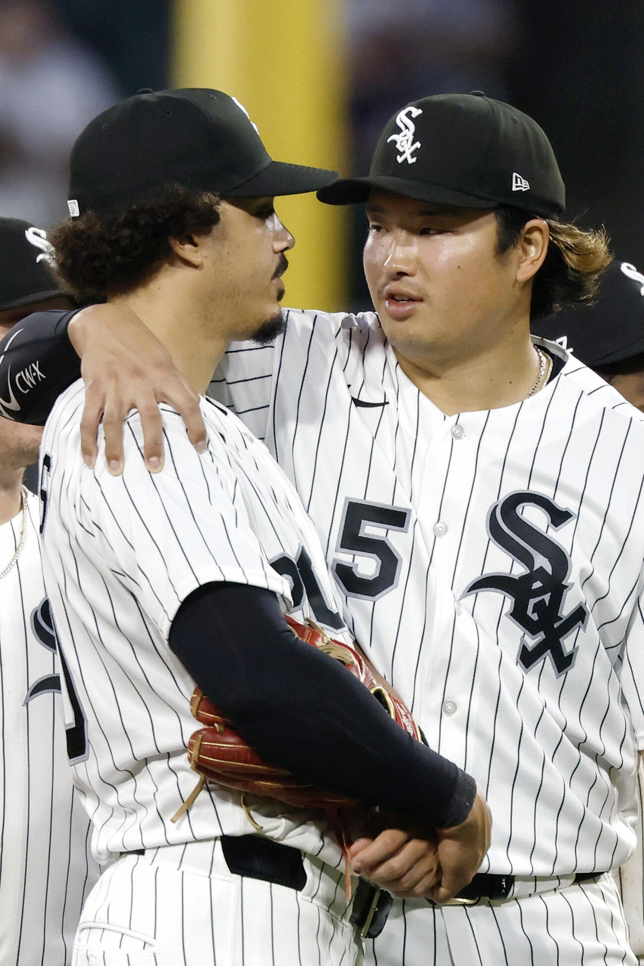 ヤンキース戦の4回、投手交代の合間にバルガス（左）と話すホワイトソックスの一塁手村上＝シカゴ（共同）