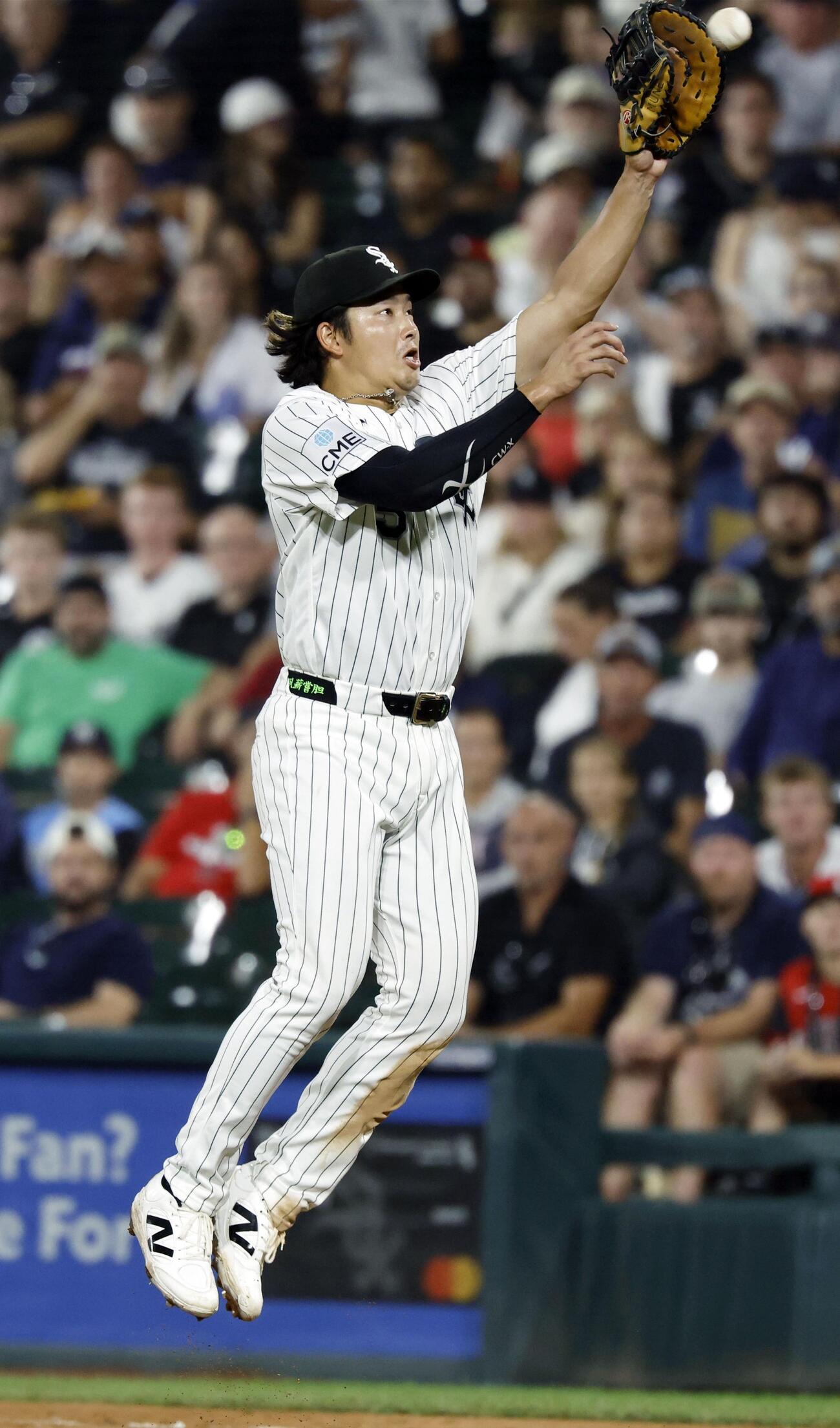 ヤンキース戦の8回、グリシャムのゴロを捕球するホワイトソックスの一塁手村上。本塁へ送球し、三走の生還を阻止した＝シカゴ（共同）