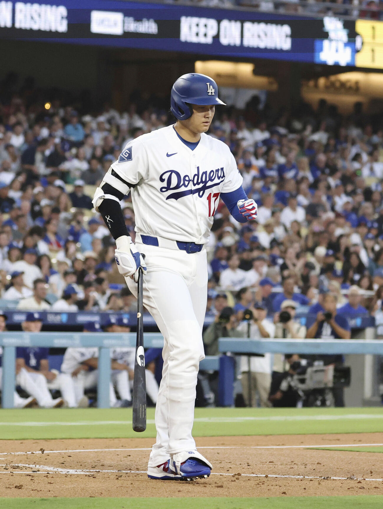 マリナーズ戦の3回、申告敬遠で出塁するドジャース・大谷＝ロサンゼルス（共同）