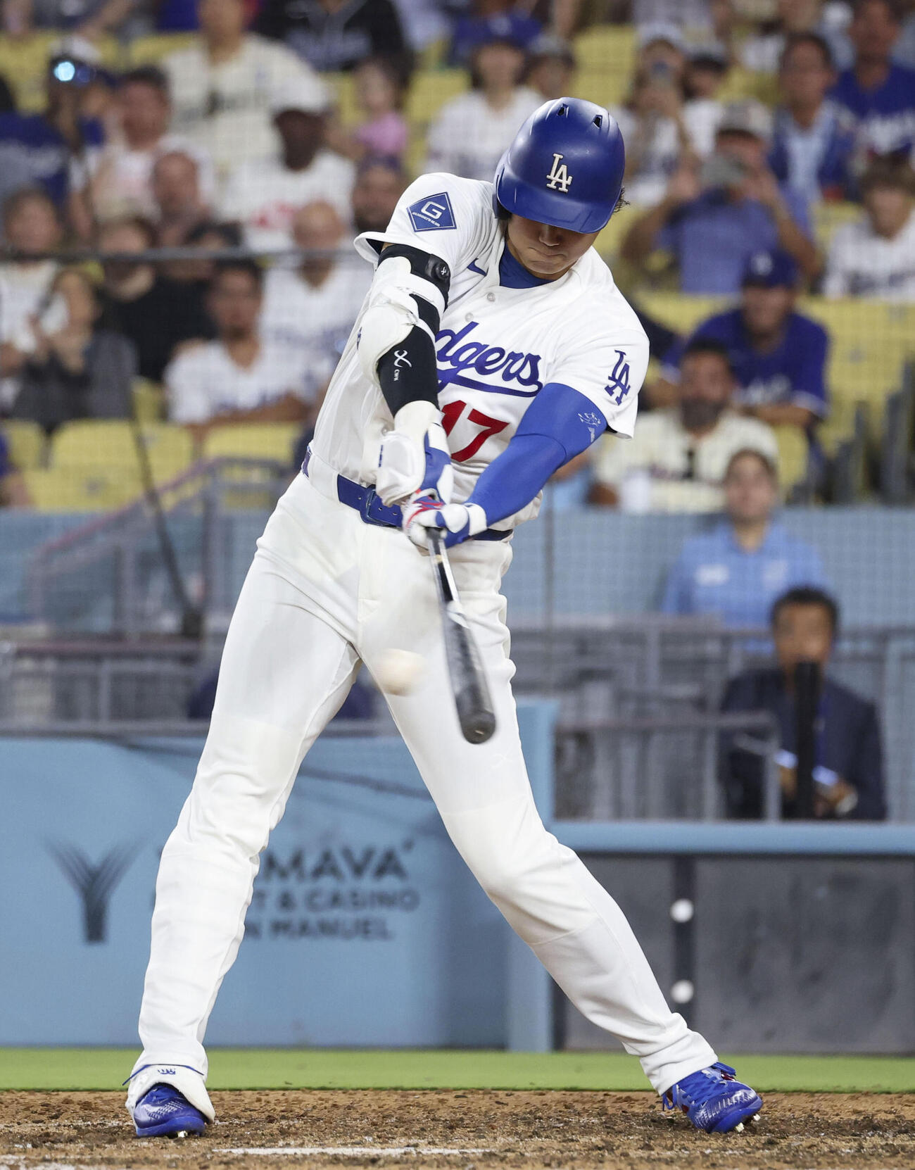 マリナーズ戦の9回、右中間に適時二塁打を放つドジャース・大谷＝ロサンゼルス（共同）