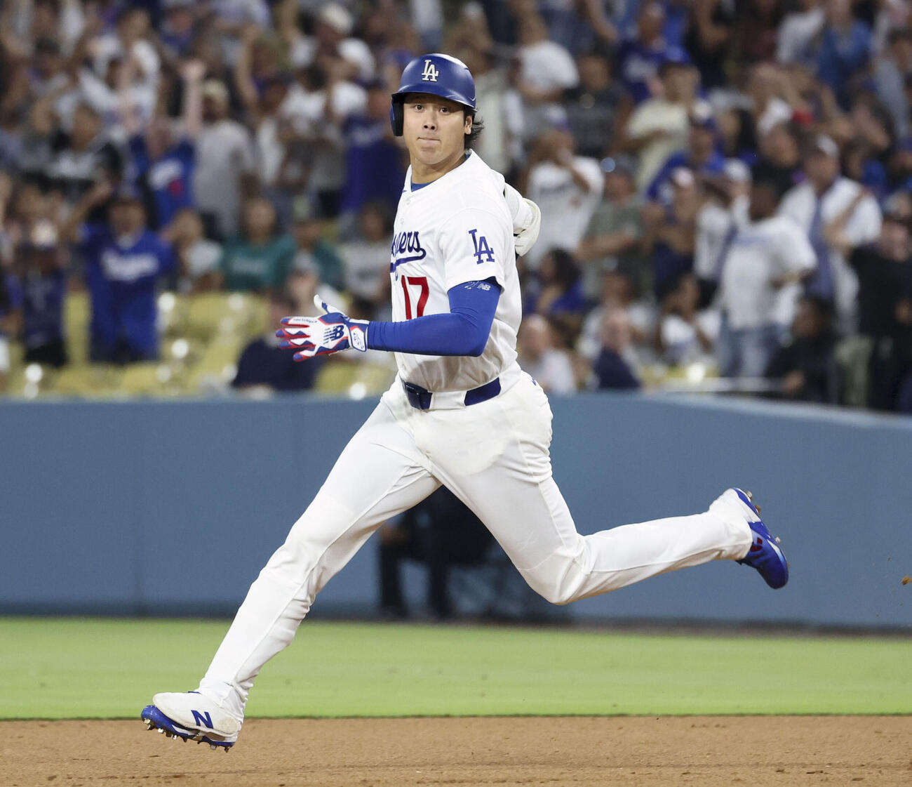 マリナーズ戦の9回、適時二塁打を放ち走るドジャース・大谷。失策が絡み、三塁へ進んだ＝ロサンゼルス（共同）