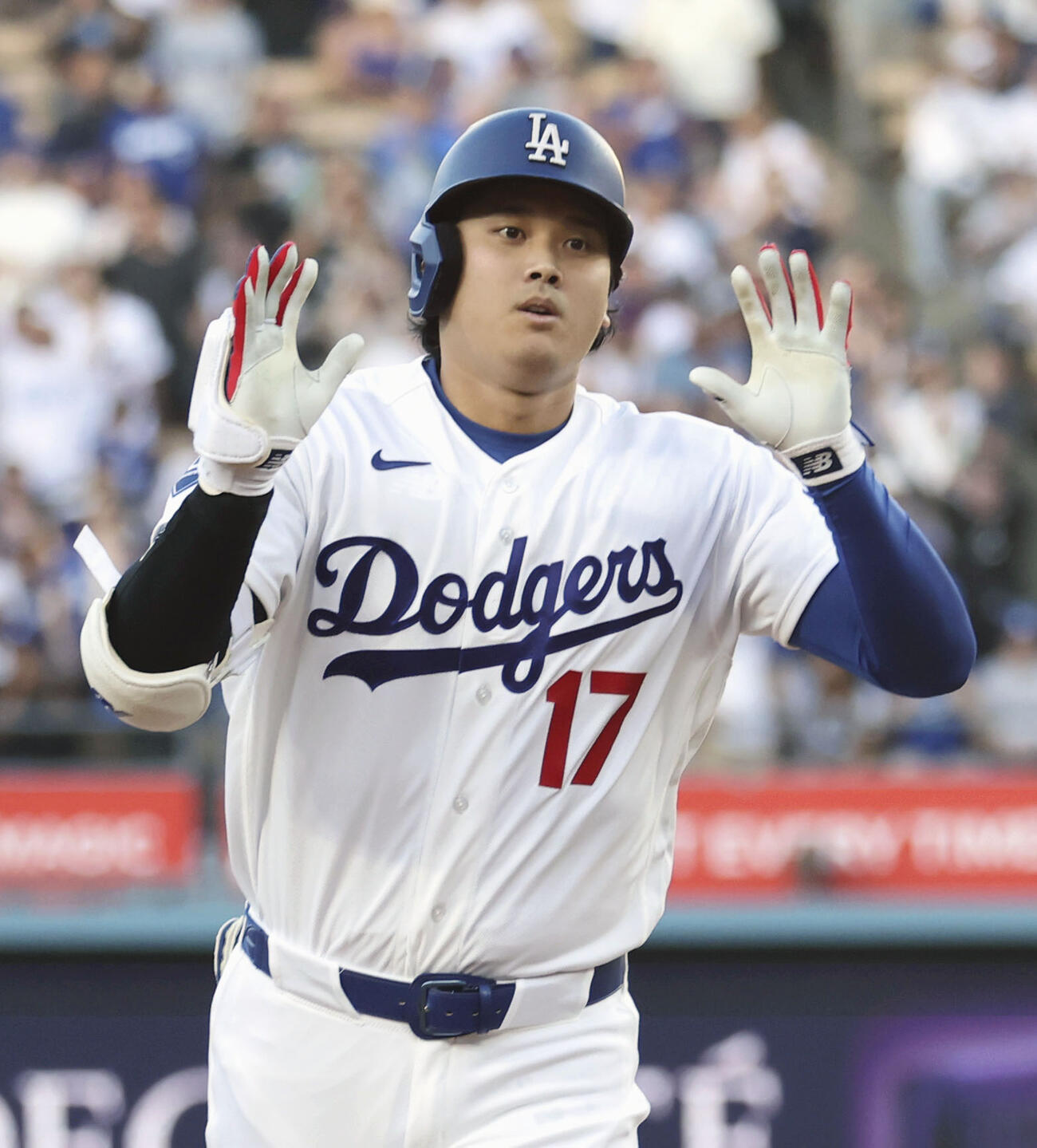 マリナーズ戦の1回、23号となる先頭打者本塁打を放ち、塁を回るドジャース・大谷＝ロサンゼルス（共同）