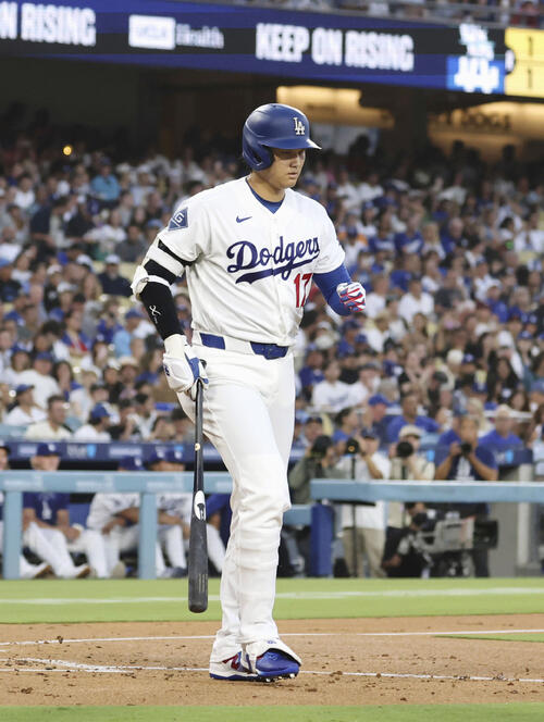 マリナーズ戦の3回、申告敬遠で出塁するドジャース・大谷=ロサンゼルス(共同)